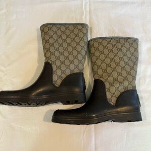 Gucci fur lined rubber boots (39)